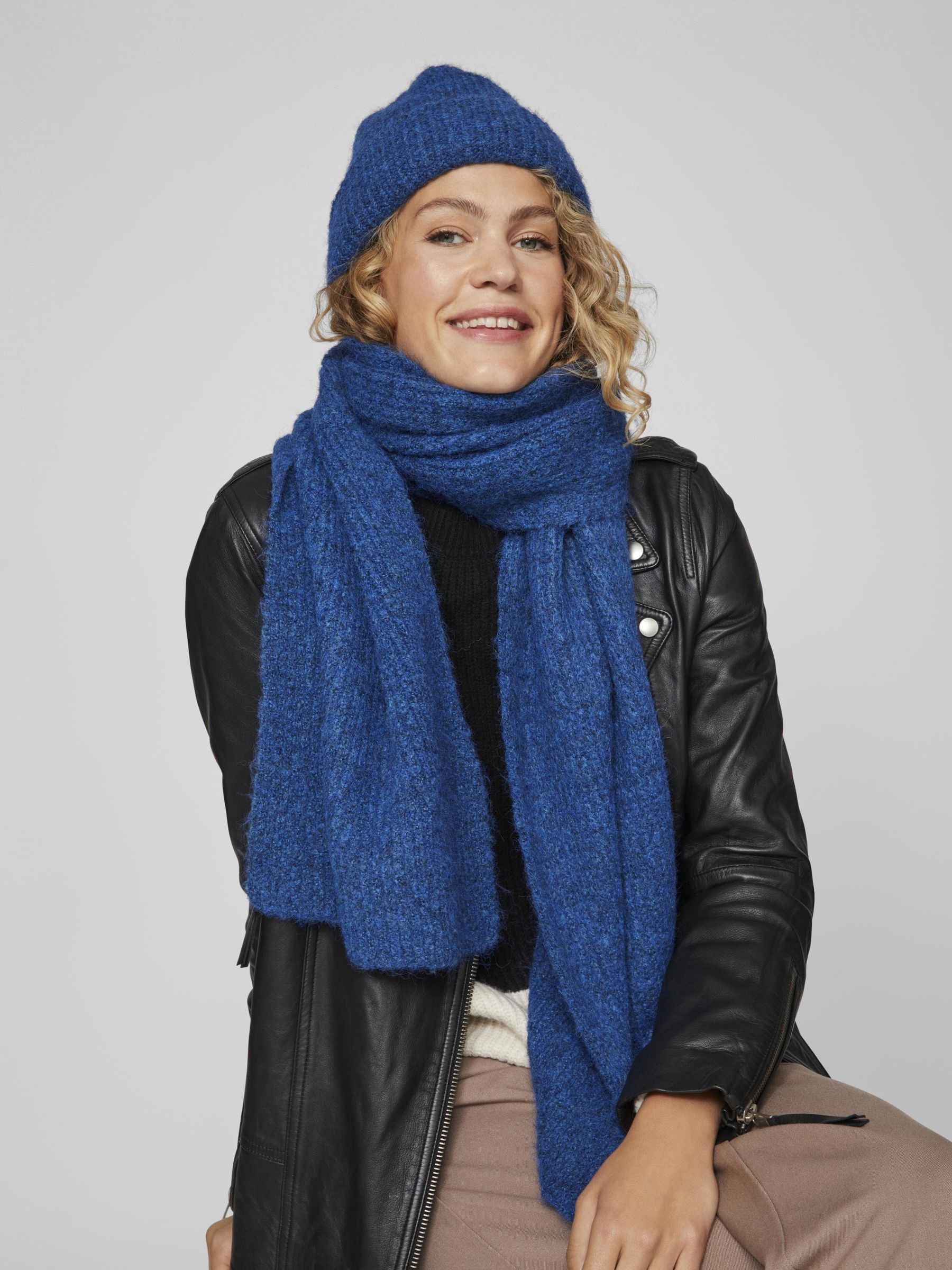 Navy blue store knitted scarf