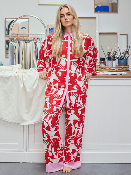VILA x By Mathilde Vesterskov - SHOP THE LOOK - MV_14085301_VIKIKKI-MAT_OVERSIZE_LONG_SHIRT_14085303_VIKIKKI-MAT_WIDE_PANTS_JAN.jpg