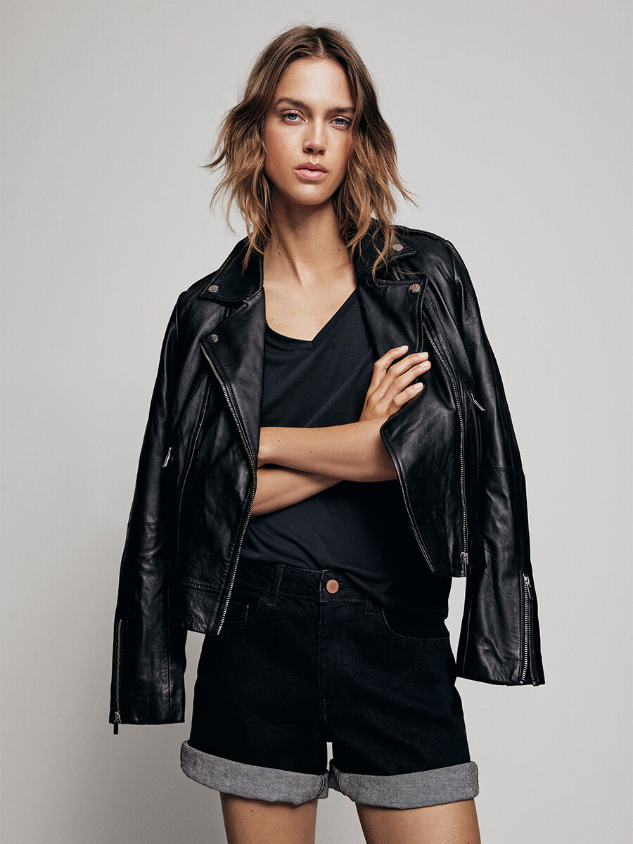 SHOP THE LOOK - 14084720_VIJO_MBD_SHORTS_14074847_Vimodala_v-neck_top_mar_2_ProductSet.jpg